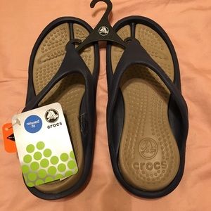 BNWT Crocs Athens unisex flip flop M4 W6 navy tan
